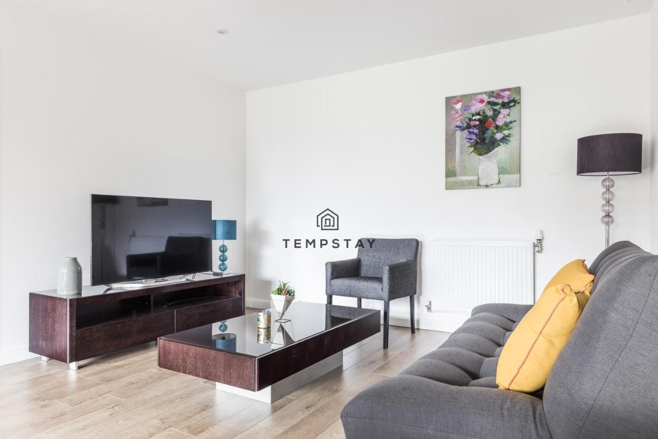 Modern Private Apartment -Balcony-Tube Station Londen Buitenkant foto