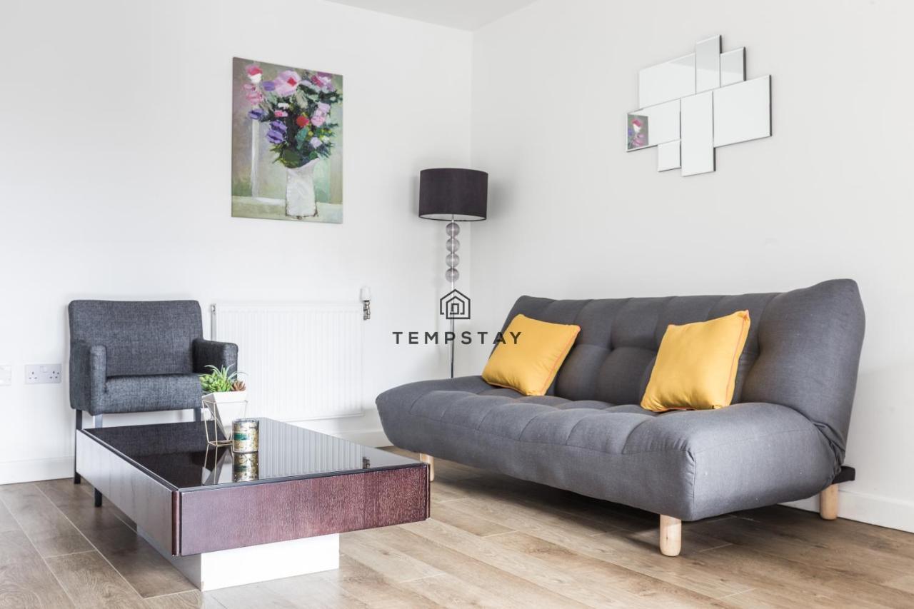 Modern Private Apartment -Balcony-Tube Station Londen Buitenkant foto