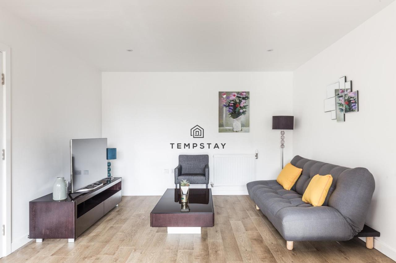 Modern Private Apartment -Balcony-Tube Station Londen Buitenkant foto